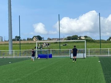 ⚽️ 𝗦𝗧𝗔𝗚𝗘 𝗣𝗔𝗖 𝗩𝗔𝗖' 𝗘𝗧𝗘 𝟮𝟬𝟮𝟰 ⚽️

🗓 Jour 3️⃣ - Le soleil était au rendez-vous à Trémaïdic ce matin... de quoi ravir les stagiaires qui ont pu profiter du...