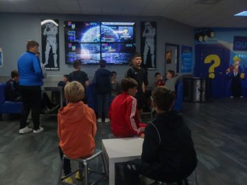 ⚽️ 𝗦𝗧𝗔𝗚𝗘 𝗣𝗔𝗖 𝗩𝗔𝗖' 𝗘𝗧𝗘 𝟮𝟬𝟮𝟰 ⚽️

🗓 Jour 2️⃣ - après 3 parties au Laser Game Brest puis l'arrêt au RAK Restaurant associatif de Kernevent, les stagiaires ont...