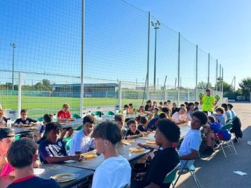 ⚽️ 𝗦𝗧𝗔𝗚𝗘 𝗣𝗔𝗖 𝗩𝗔𝗖’ 𝟭 - 𝗘́𝗧𝗘́ 𝟮𝟬𝟮𝟱 ⚽️

Hier soir, c’était 𝘀𝗼𝗶𝗿𝗲́𝗲 𝗰𝗿𝗲̂𝗽𝗲𝘀 au soleil à Trémaïdic ! ☀️🥞
Des crêpes faites maison par 𝗻𝗼𝘀 𝗯𝗲́𝗻𝗲́𝘃𝗼𝗹𝗲𝘀, dans une...