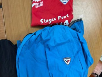 「𝗔𝗙𝗙𝗔𝗜𝗥𝗘𝗦 𝗢𝗨𝗕𝗟𝗜𝗘́𝗘𝗦」

😱 OUPS ! Des vêtements et gourdes ont été oubliés durant les stages en pension complète et attendent leurs propriétaires à l'ALSH...