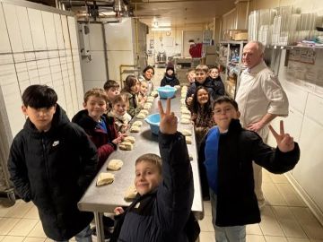Nos apprentis boulangers en action ! 🥖 Les plus de 6 ans de l’ALSH ont découvert les secrets du pain lors d'un atelier boulangerie chez notre partenaire...