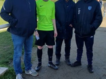Samefi dernier, c'était le premier match officiel de notre jeune arbitre Robin sur la rencontre U15
GJ Arvor contre Coataudon (1 à1).
Il était accompagné...